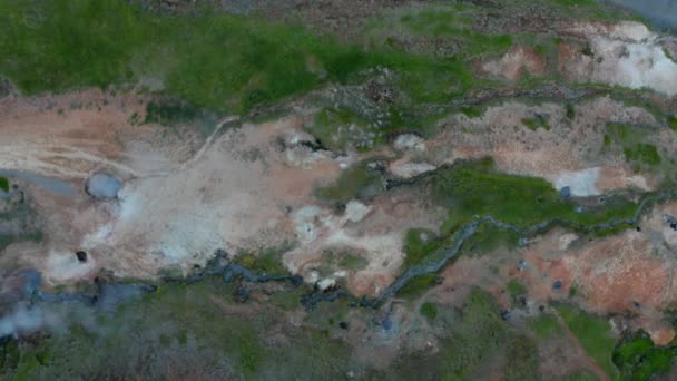 Letecký pohled na geotermální oblast na Islandu s kouřícími fumaroly na Islandu. Pohled shora dolů na úžasné krátery krajiny. Krása v přírodě — Stock video