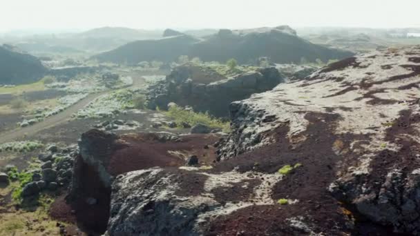 Vista del drone a rotazione orbitale che gira intorno a una bellissima scogliera rocciosa in Islanda. Vista aerea uccelli occhio che mostra colline sassose e montagna — Video Stock