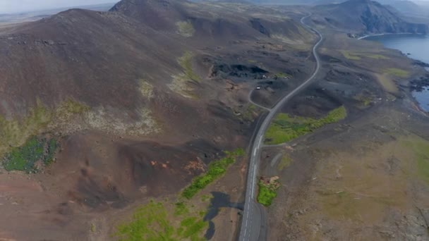 Vue aérienne sur le Ring Road, l'autoroute la plus importante et la plus longue d'Islande. Regardez en haut vue aérienne révélant la belle côte avec plage de sable noir — Video