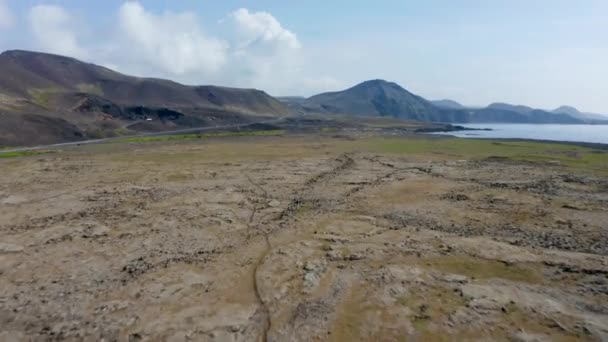 Κηφήνας άποψη της Ισλανδίας εκπληκτική και σουρεαλιστικό τοπίο ακτογραμμή. Αεροφωτογραφία της περιφερειακής οδού, της εθνικής οδού 1 που εκτείνεται σε όλο το νησί — Αρχείο Βίντεο