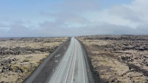 Drone vista voo em direção Ring Road, rodovia rota no. 1 na Islândia. Carros dirigindo pacificamente na estrada principal com paisagem deslumbrante — Vídeo de Stock