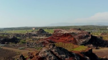 İzlanda 'da hava manzaralı kırmızı kaya tepesi oluşumları. İnsansız hava aracı doğada İzlanda 'nın vahşi doğasında Red Hill' in etrafında dönüyor.