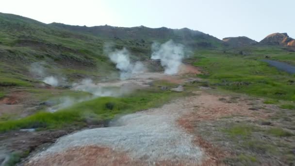 Fugle øje flyver mod gejser geotermisk område med dampende kratere i Island. Luftdrone visning af spektakulære fumaroler – Stock-video