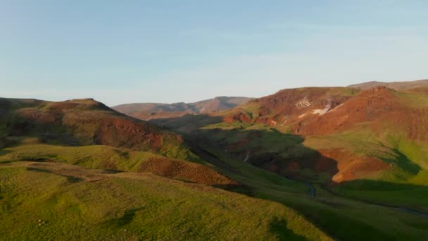 Omvänd drönare utsikt över släta orange landskap berg höglandet på Island. Flygfåglar syn på röda vulkaniska rytolitformationer — Stockvideo
