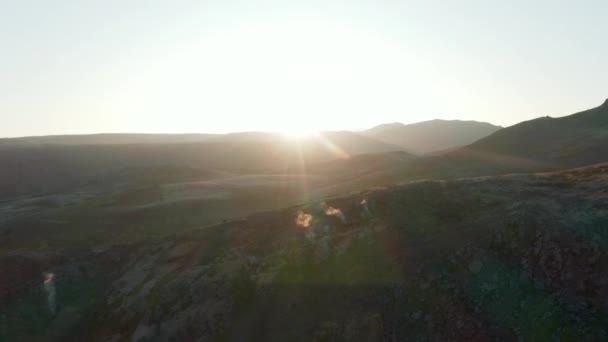 アイスランドの壮大な高地のドローンの視点。バックライトの日没時に形成された岩の上を飛行する空中ビュー — ストック動画
