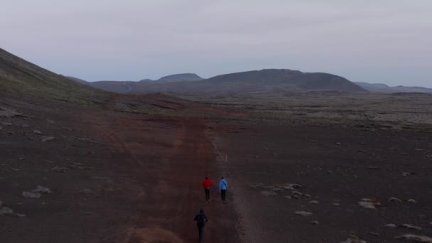 Drönare utsikt över tre vandringsleder njuter spektakulära panorama över islandet höglandet. Fåglar öga turist utforska månlandskap vild landsbygd — Stockvideo