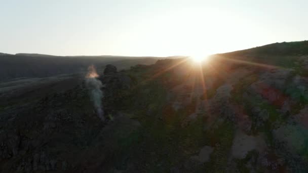 Solnedgang over det geotermiske klippeland i Island. Luftudsyn. Fugle øje flyver over icelandic bedøvelse månelandskab højland. Skønhed i naturen – Stock-video