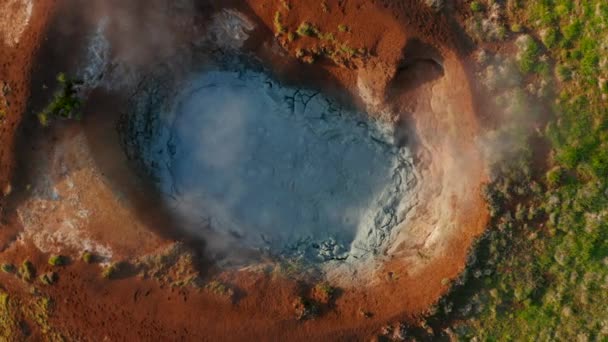 Aerial view gently zoom out of spectacular Strokkur geyser in Iceland. Bird eye of the famous attraction Geysir in the touristic attraction geothermal zone Haukadalur, Iceland — Stock Video