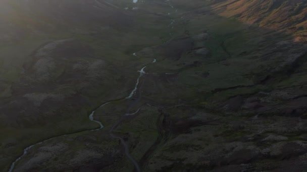Olhe para cima revelando ponto de vista drone de tirar o fôlego terras altas da Islândia. Vista aérea de montanhas cobertas com musgo e rio em luz de fundo. Descobrindo beleza na terra — Vídeo de Stock