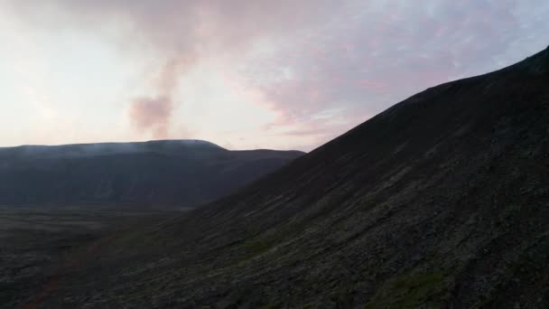 Madárszem drón emelkedik le felfedi hihetetlen Izland felföld panoráma naplementekor. Légi kilátás jéghegyekre füstölgő füstölgő forró kráter fumarolokkal — Stock videók