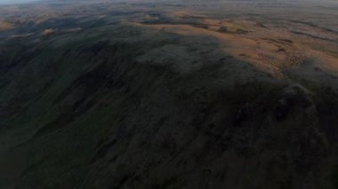 Kuşların gözü İzlanda kırsalının mehtaplı manzarasına bakıyor. Dünya harikaymış. Muhteşem manzaranın havadan görünüşü kayalık oluşumun altın ışığı yosunlarla kaplı.