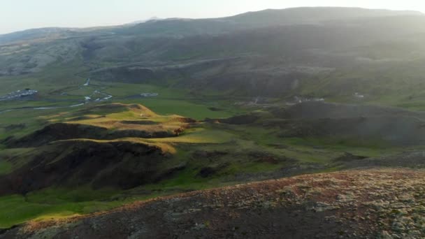 Menemukan keindahan bumi udara pandangan lanskap Islandia. Pandangan Drone dari padang rumput dengan kawah panas bumi dengan air panas — Stok Video