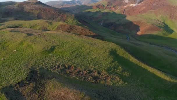 Drone kilátás nyílik Thorsmork hegyek kanyon és a folyó Izlandon. Légi kilátás völgy mohával borított hegyoldalak — Stock videók