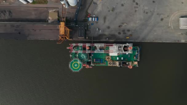 Widok na Liebherr Seafox 5, największy dźwig przybrzeżny zacumowany w Esbjerg w Danii. Seafox 5 jest czworonożną jednostką do zakwaterowania, budowy, transportu, instalacji i konserwacji — Wideo stockowe