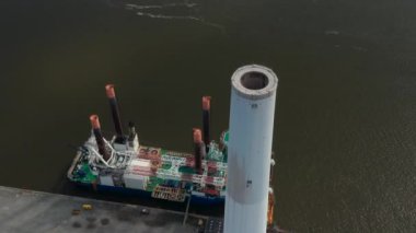 Danimarka 'daki Esbjerg Enerji İstasyonu' nun bacasının havadan görüntüsü. İnsansız hava aracı görüntüsü Liebherr Seafox 5 'i gösteriyor. Limanda demirlemiş en büyük açık deniz vinci.