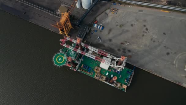 Flygfoto över Liebherr Seafox 5 offshore kran förtöjd framför Esbjergs kraftverk i Danmark. Med en maximal lyftkapacitet på 1200 ton är den största kranen i offshorekranserien — Stockvideo