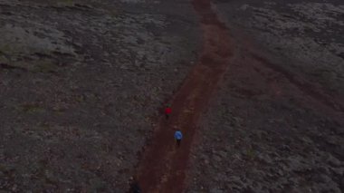 İzlanda 'nın ıssız kırsal kesimlerinde hava manzaralı turist yürüyüş yolları. İzlanda dağlarını keşfeden maceraperest bir gezgin. Etkin yaşam biçimi