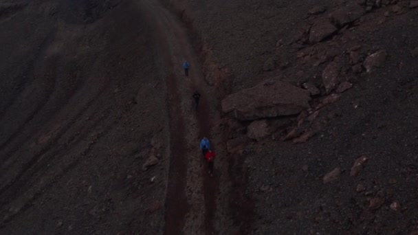 Overhead δείτε τέσσερις backpacker ταξιδιώτη πεζοπορία μονοπάτι στην Ισλανδία. Κάτοψη περιπετειώδεις πεζοπόροι που εξερευνούν απομονωμένη γη της Ιτσελάνιτς — Αρχείο Βίντεο