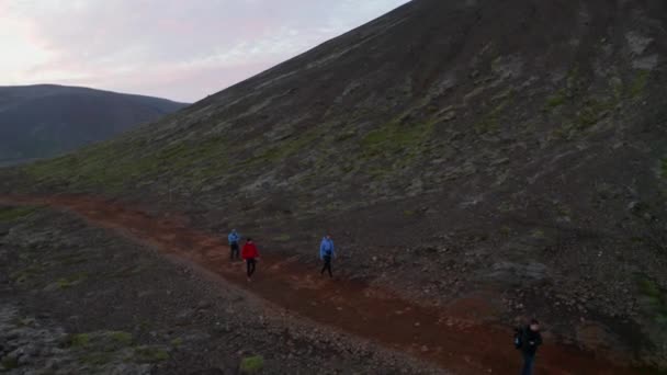 Drone view turist upptäcktsresande vandringsled i vilda islandet höglandet. Flygfoto fyra personer turist utforska stenig öken i islandskap. Aktiv livsstil. Vandringslust — Stockvideo