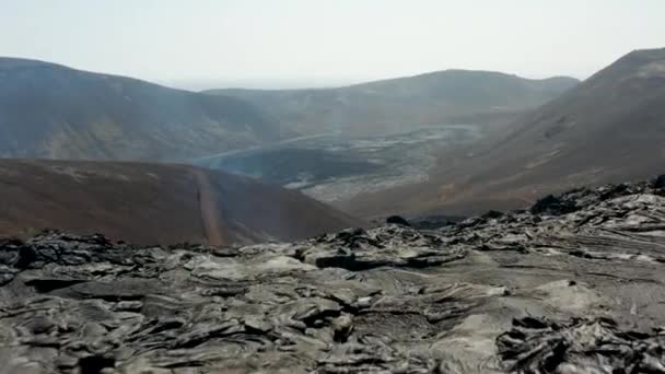 Framåt flyger över den oländiga ytan av nya lavafältet. Kylning och härdning lager av utbrutit magmatiskt material. Fagradalsfjallsvulkan. Island, 2021 — Stockvideo