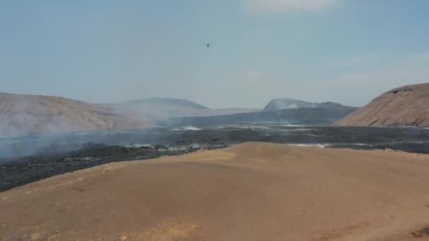 Vista panorámica del gran campo de esclavos. Capa de enfriamiento y endurecimiento de material magmático en erupción. Volcán Fagradalsfjall. Islandia, 2021 — Vídeos de Stock