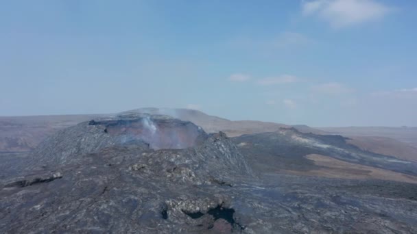 En avant voler au-dessus du paysage volcanique après l'éruption. Sol recouvert de lave solidifiée chaude et brillante. Volcan Fagradalsfjall. Islande, 2021 — Video