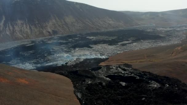 Dev lav alanının havadan panoramik görüntüsü. Volkandan bir yığın madde püskürdü. Fagradalsfall volkanı. İzlanda, 2021 — Stok video