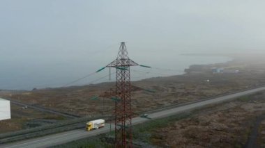 İnsansız hava aracı İzlanda 'da yavaşça Halka Yolu üzerinde dönüyor. İzlanda 'nın en uzun otoyolunda giden ve adanın tüm bölgelerine ulaşan arabaların hava görüntüsü.