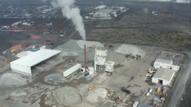İzlanda 'da asfalt endüstrisinin etrafında dönen hava görüntüsü. Drone görünümü döndürmesi dışa aktarmaya hazır yüzlerce konteynır gösteriyor