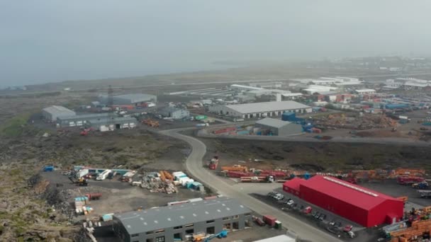 Drone vista volando hacia las industrias de almacenamiento con cientos de contenedores listos para exportar. Drone view showing establishment and industrial machinery — Vídeo de stock