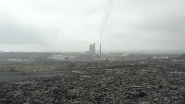 드론은 아이슬란드의 콜라 산업을 향해 나아가고 있다. 아스팔트 생산을 전문적으로 하는 이 산업의 새의 시각 — 비디오