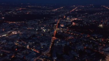Gece şehrinin hava panoramik görüntüsü. Aydınlatılmış sokaklar kentsel çevredeki binaların reklamını yapıyor. Varşova, Polonya