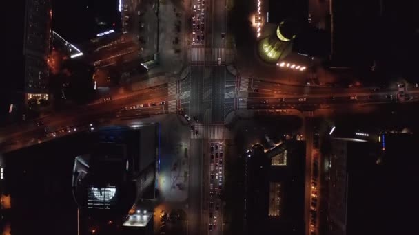 공중 곡예사들은 야간 도시의 교통 상황을 머리 위로 내려다볼 수있다. 차들 이 교차로를 지나고 다른 방향으로 가면서 녹색 광선을 기다린다. 폴란드, 바르샤바 — 비디오