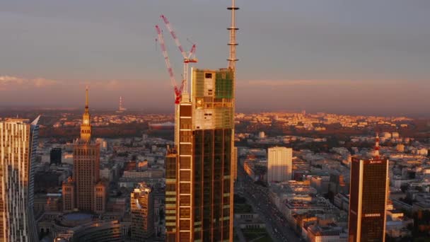 Imágenes elevadas de la construcción de un nuevo rascacielos. Edificio PKIN de estilo ruso en segundo plano. Varsovia, Polonia — Vídeos de Stock
