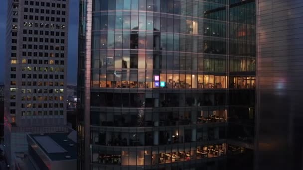 Filmagem de arranha-céus de escritório futurista moderno refletindo o céu do pôr do sol. Grandes janelas de vidro. Varsóvia, Polónia — Vídeo de Stock