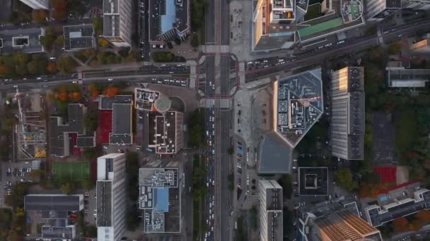 Luftaufnahmen von Straßenkreuzungen in der Stadt werden von oben nach unten aufgenommen. Herbstliches Laub. Warschau, Polen — Stockvideo