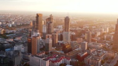 Şehir merkezinin manzarası yükseldi. Yüksek binalarla modern şehir gelişimi. Parlayan güneş. Varşova, Polonya