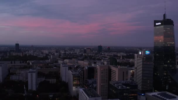 Framåt flyger över staden efter solnedgången. Olika stadsutveckling. Svagt ljus kväll scen. Warszawa, Polen — Stockvideo