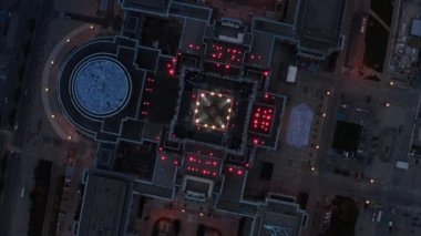 Havadan kuşların gözü Kültür ve Bilim Sarayı 'nın tepesinde. Aydınlatılmış renklerin inanılmaz görüntüsü. Varşova, Polonya