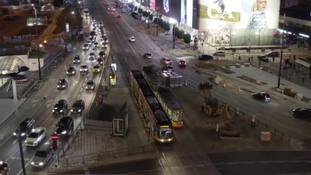 Diapositives et images panoramiques du tramway passant par une autre unité permanente. Tramway menant au milieu d'une grande rue. Varsovie, Pologne — Video