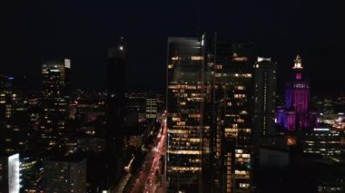 Forwardlar geceleri şehir merkezindeki gökdelenlerde uçar. Sokak çığlıklarında trafik sıkışık. Sonsuz ışık akışı. Varşova, Polonya