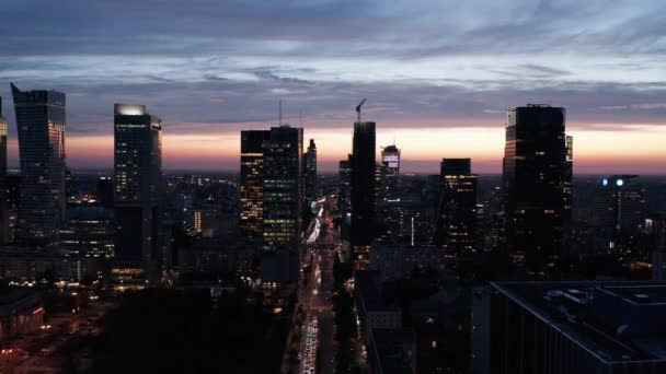 Incredibile colpo panoramico di grattacieli del centro contro pittoresco cielo crepuscolare. Silhouette di moderni grattacieli per uffici. Varsavia, Polonia — Video Stock