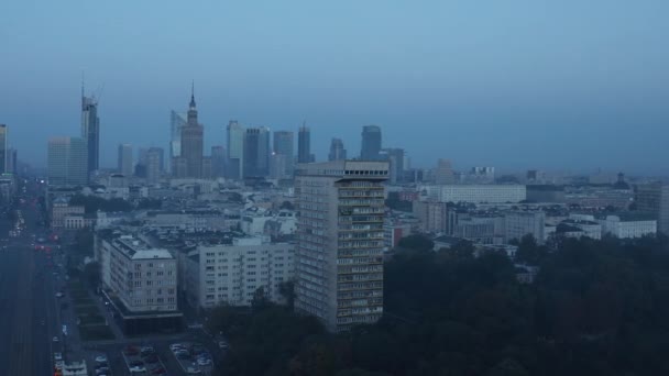 Geser dan panci rekaman gedung apartemen tua tinggi di lingkungan perkotaan. Pencakar langit di pusat kota sebagai latar belakang. Warsawa, Polandia — Stok Video