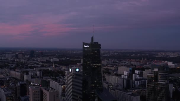 Sjunkande bilder av moderna höghus kontorsbyggnader högt över omgivande stadsutveckling. Warszawa, Polen — Stockvideo