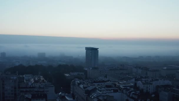 Dopředu létají nad městskou čtvrtí, vysoký činžovní dům vyčnívá nad výstavbu. Mlhavé ranní pozadí. Varšava, Polsko — Stock video