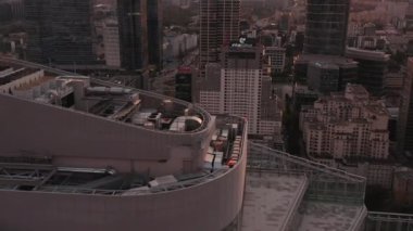 Gökdelenlerin rengarenk günbatımına karşı yüksek, modern gökdelenleri ortaya çıkar. Varşova, Polonya