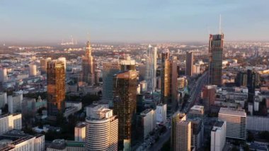 Şehir merkezinin hava panoramik görüntüleri. Şehir gelişiminin üzerinde yükselen modern yüksek katlı ofis binaları. Varşova, Polonya