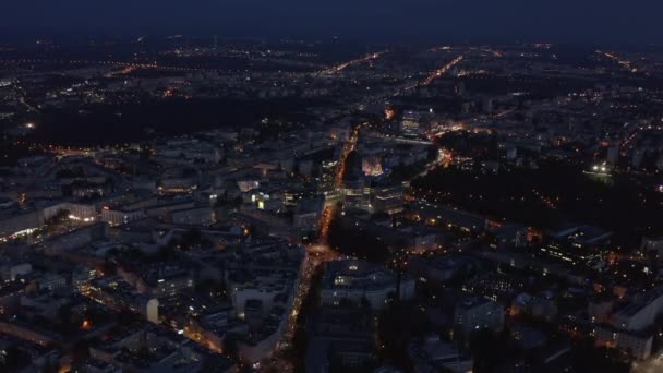 V noci letíme nad velkým městem. Vysokoúhlé záběry osvětlených ulic v městské čtvrti. Varšava, Polsko — Stock video