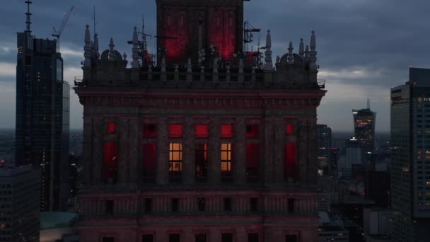 Parte superior del edificio histórico con decoraciones. Deslice revelan de rascacielos del centro en el crepúsculo. Varsovia, Polonia — Vídeos de Stock