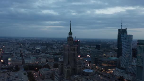 Framåt flyger över kvällsstaden. Höga torget Palace of Culture and Science byggnad med tornklocka på översta delen. Warszawa, Polen — Stockvideo